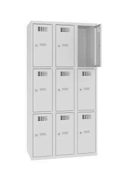Ein lichtgrauer Fächerschrank mit drei Abteilen und neun Fächern mit jeweils einer Tür. Die oberste rechte Tür ist geöffnet, während der Schrank vor einem weißen Hintergrund steht.